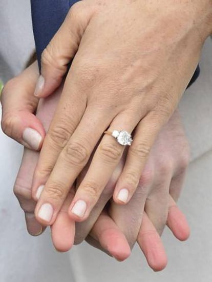 Meghan Markle con el anillo de compromiso.
