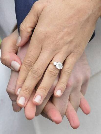 Meghan Markle con el anillo de compromiso.