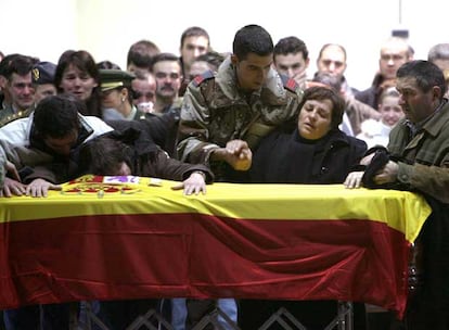 Tras llegar a Santiago de Compostela, una vez depositado el féretro sobre un soporte, la familia de la soldado lo ha rodeado y, llevada por la emoción, la madre de Idoia sufrió un desvanecimiento, por lo que fue llevada a otro lugar por su marido, el novio de Idoia y otros familiares.