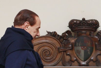 Berlusconi llega al palacio Grazioli, en el centro de Roma, a su vuelta de Rumanía.
