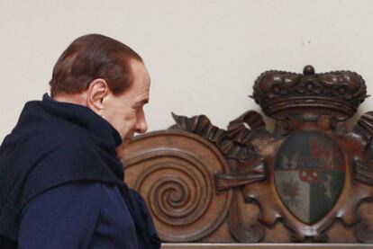 Berlusconi llega al palacio Grazioli, en el centro de Roma, a su vuelta de Rumanía.