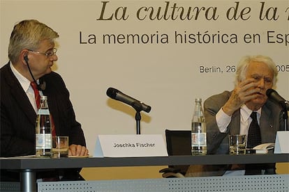 El ministro Joschka Fischer y el escritor Jorge Semprún, durante la inauguración del encuentro <i>La cultura de la memoria</i><b> en Berlín</b>.