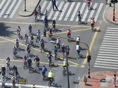 Ciclistas transitan por las calles de Bogot&aacute; (Colombia).