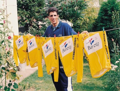 Miguel Indurain posa con los maillots de los cinco Tours de Francia que conquistó.