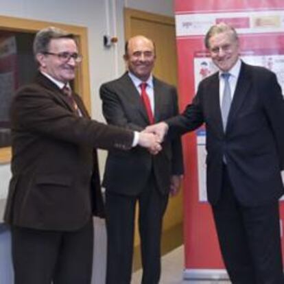 El secretario de Estado de Investigación, Felipe Pétriz, Emilio Botín y el cardiólogo Valentín Fuster, en la presentación de las nuevas instalaciones de un centro de prevención del riesgo cardiovascular