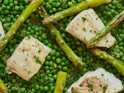 Merluza en salsa verde con guisantes y espárragos.