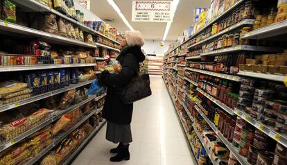 Una mujer compra productos en un supermercado de Brooklyn.