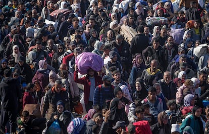 Centenares de palestinos comenzaron a desplazarse este lunes hacia el norte de Gaza, a lo largo de la carretera de Rashid, en la costa y que atraviesa el enclave de norte a sur. 