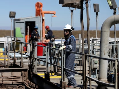 Un trabajador en la plataforma de un pozo de Vaca Muerta, en enero.