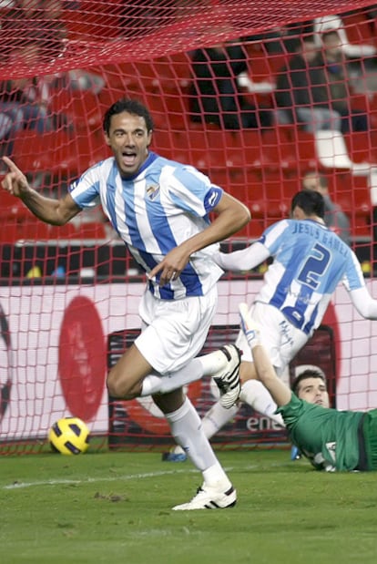 Weligton celebra el primer gol del Málaga en El Molinón.