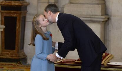 La princesa Leonor besa a su padre, Felipe VI, tras recibir el Tois&oacute;n de oro.