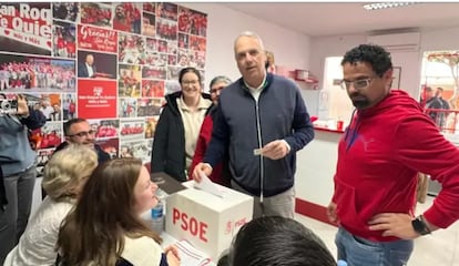 El alcalde de San Roque, Juan Carlos Ruiz Boix, deposita su voto en las primarias para la secretaría general del PSOE de Cádiz, este domingo. / EP