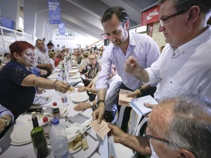 Als ventres de les tribunes de Son Pardo José Ramón Bauzá repartí paperetes als comensals del PP.