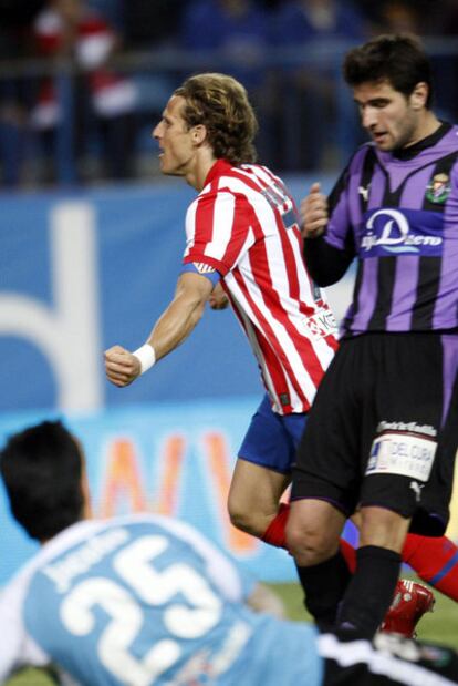 Forlán celebra su gol, el tercero del Atlético.