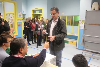 Antonio Basagoiti, líder de los populares vascos, ha votado a las nueve de la mañana en el Colegio Cervantes de Bilbao