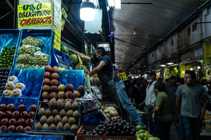 Comerciales y clientes de la Central de Abastos en Ciudad de México, el pasado 15 de noviembre.