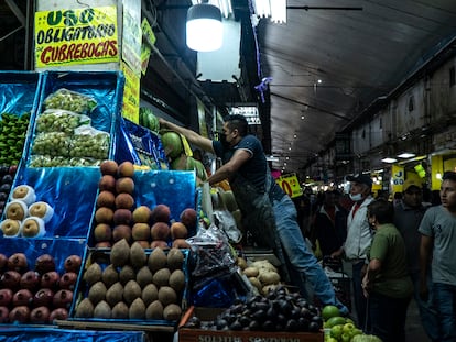 Comerciales y clientes de la Central de Abastos en Ciudad de México, el pasado 15 de noviembre.