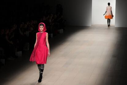 Una imagen del desfile de la colección otoño/invierno 2012 de Bora Aksu 2012 en la semana de la moda de Londres.