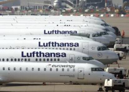 Aviones de Lufthansa permanecen aparcados en la pista del aeropuerto de Düsseldorf (Alemania). EFE/Archivo