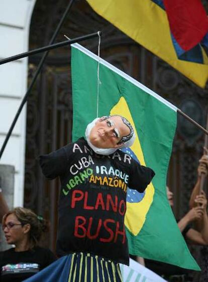 Manifestación en Río de Janeiro contra la visita de Bush.