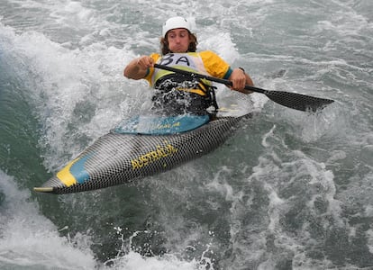 El australiano Ian Borrows practica con su C1 en un entrenamiento en el Estadio Whitewater, en Río de Janeiro.  