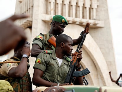 Unos militares malienses, en Bamako tras el golpe de Estado de agosto de 2020.