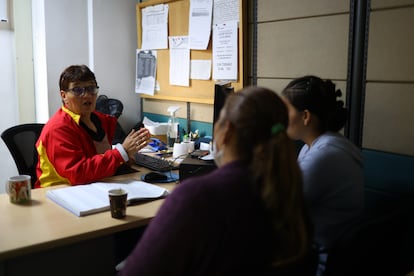 Laura Beltrán y su madre acuden a la Comisaría de Familia de la localidad de Engátiva.