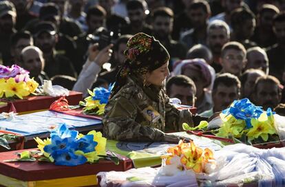 Combatientes y civiles asisten al funeral de cinco miembros de las Fuerzas Democráticas Sirias asesinados en batallas contra las fuerzas lideradas por Turquía en la ciudad de Ras al-Ainn. En siete días, la ofensiva dejó 70 civiles y 135 combatientes kurdos muertos, según el OSDH, que también reportó que en los enfrentamientos murieron 120 combatientes proturcos.