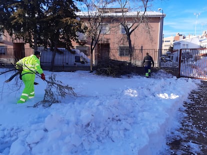 Operarios de Grupo Tragsa se encargan de la retirada de la nieve en un centro educativo en Ocaña (Toledo) el pasado enero.