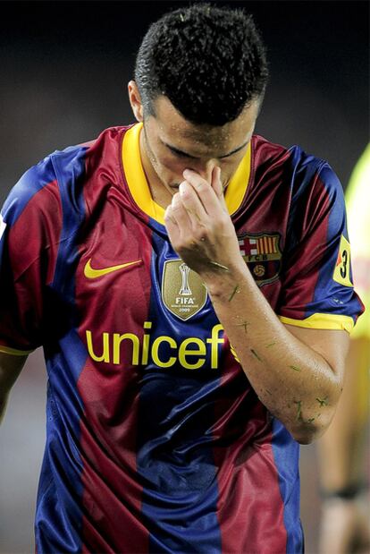 Pedro se retira lesionado del terreno de juego del Camp Nou.