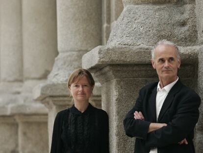 Amanda Renshaw y Julian Bell, a las puertas del Museo del Prado.