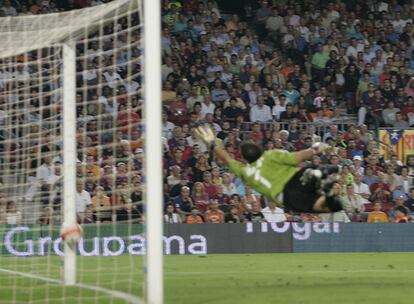 Un tiro lejano de Touré se estrella con el larguero baja al suelo y pisa la linea de fondo de la portería, aunque está en duda si el balón entero logra sobrepasarla. El árbitro no dudó en conceder el gol.