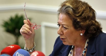 La alcaldesa de Valencia, Rita Barberá, en la comparencia posterior a la junta de gobierno local de ayer.