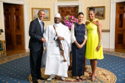 Obama posa sonriente con Yahya Jammeh en la Casa Blanca.