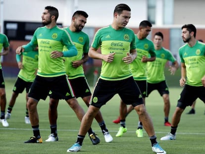 Los futbolistas mexicanos durante su último entrenamiento