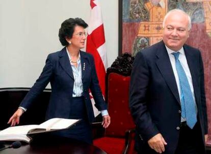 Miguel Ángel Moratinos, ayer en Tbilisi con Nino Burjanadze, presidenta del Parlamento georgiano.