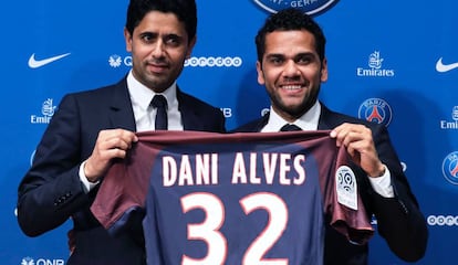 Dani Alves, à direita, e o presidente do PSG.