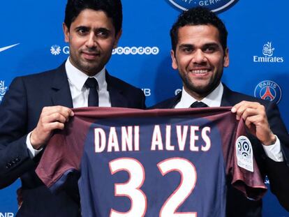 Dani Alves, à direita, e o presidente do PSG.