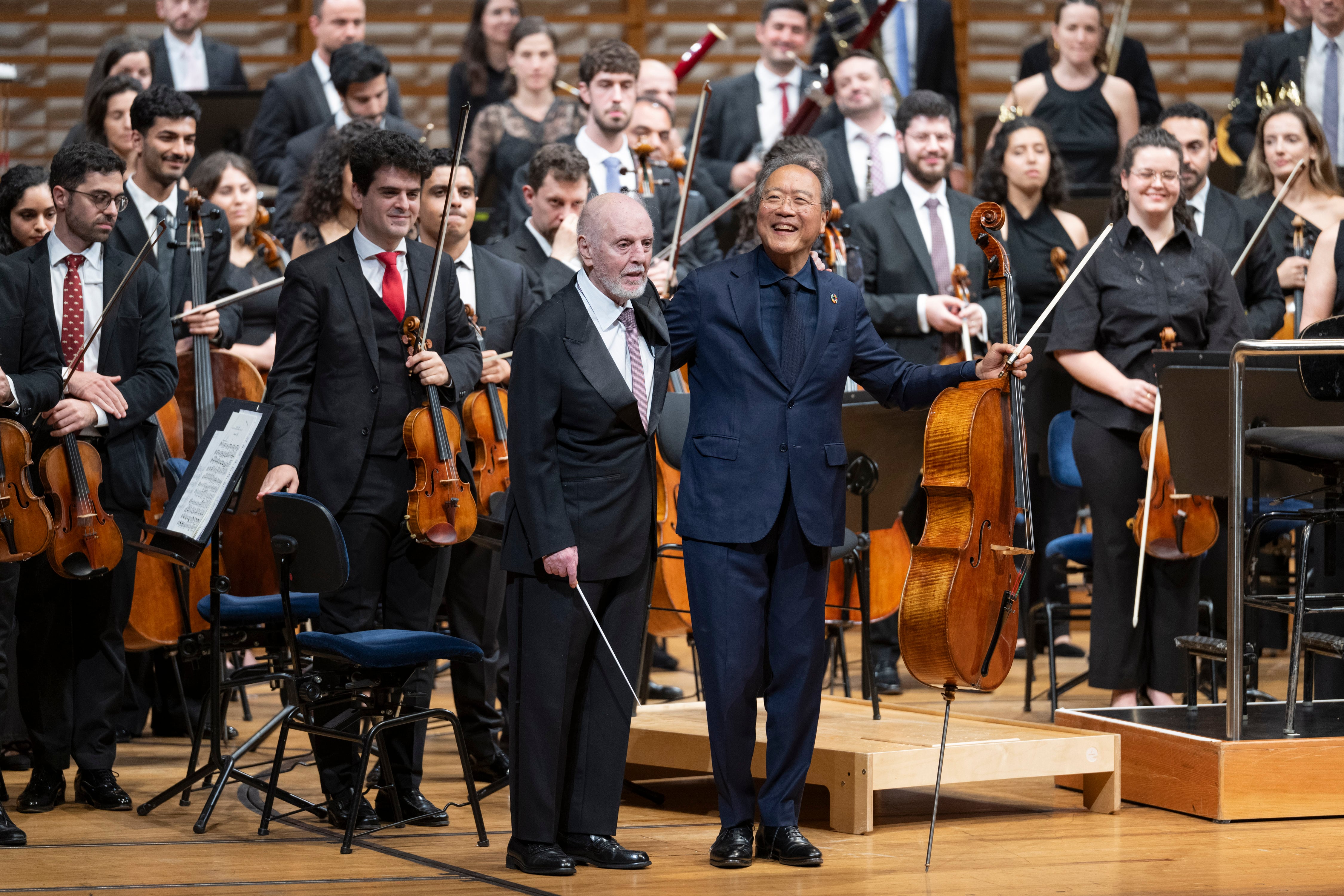 Yo-Yo Ma y Daniel Barenboim saludan al público antes de interpretar el Concierto para violonchelo de Dvořák.