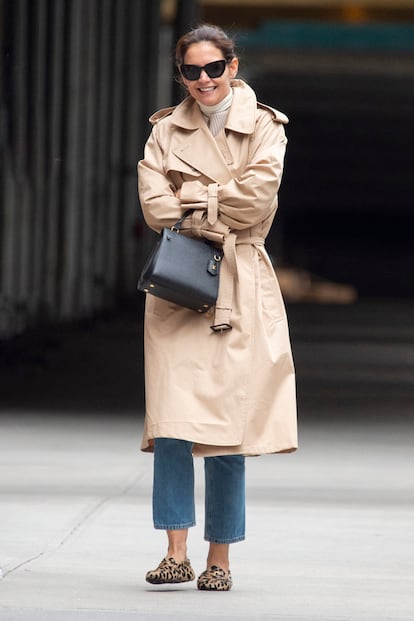 Katie no necesita nada más que un trench y unos vaqueros para estar perfecta.