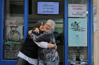 Montserrat García y su hija Ana, dueñas de la administración 328 de lotería en Barcelona.