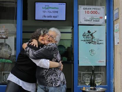 Montserrat García y su hija Ana, dueñas de la administración 328 de lotería en Barcelona.