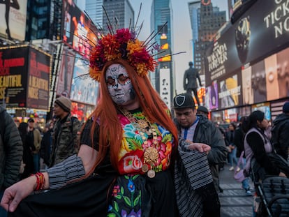 Una mujer disfrazada de catrina en Nueva York.