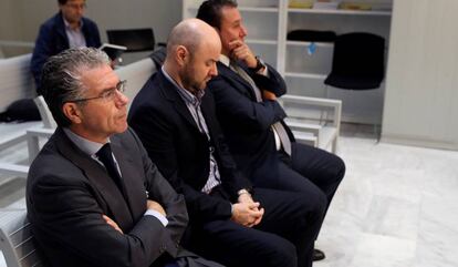Francisco Granados en el banquillo de los acusados junto con el guardia civil José Manuel Rodríguez Talamino, y el guardia civil José Manuel Caro.