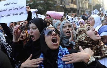 Mujeres egipcias participan en la manifestaci&oacute;n convocada para pedir que se respeten sus derechos, hoy en El Cairo