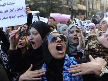 Mujeres egipcias participan en la manifestaci&oacute;n convocada para pedir que se respeten sus derechos, hoy en El Cairo