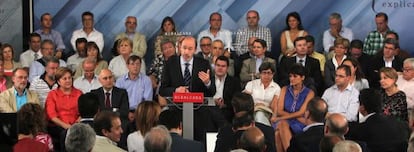 Rubalcaba, durante la reunión con diputados y senadores socialistas.