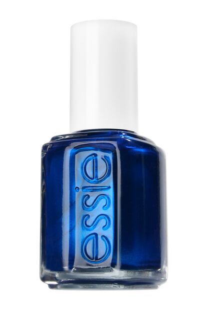Se llama Aruba Blue y es de Essie, un fuerte azul metalizado de lo más favorecedor. Cuesta 11,99 euros.