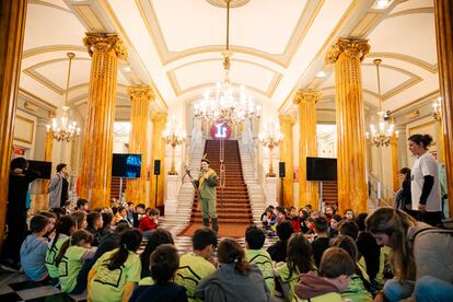 Un actor se dirige a los escolares en el vestíbulo del Liceu.