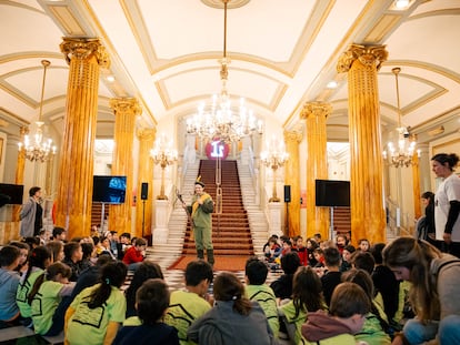 Un actor se dirige a los escolares en el vestíbulo del Liceu.